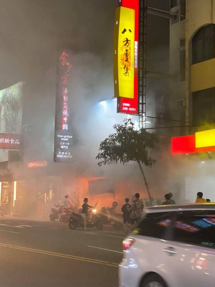 快訊／台南牛排店失火！客人驚慌逃出　白煙快蓋過3間店