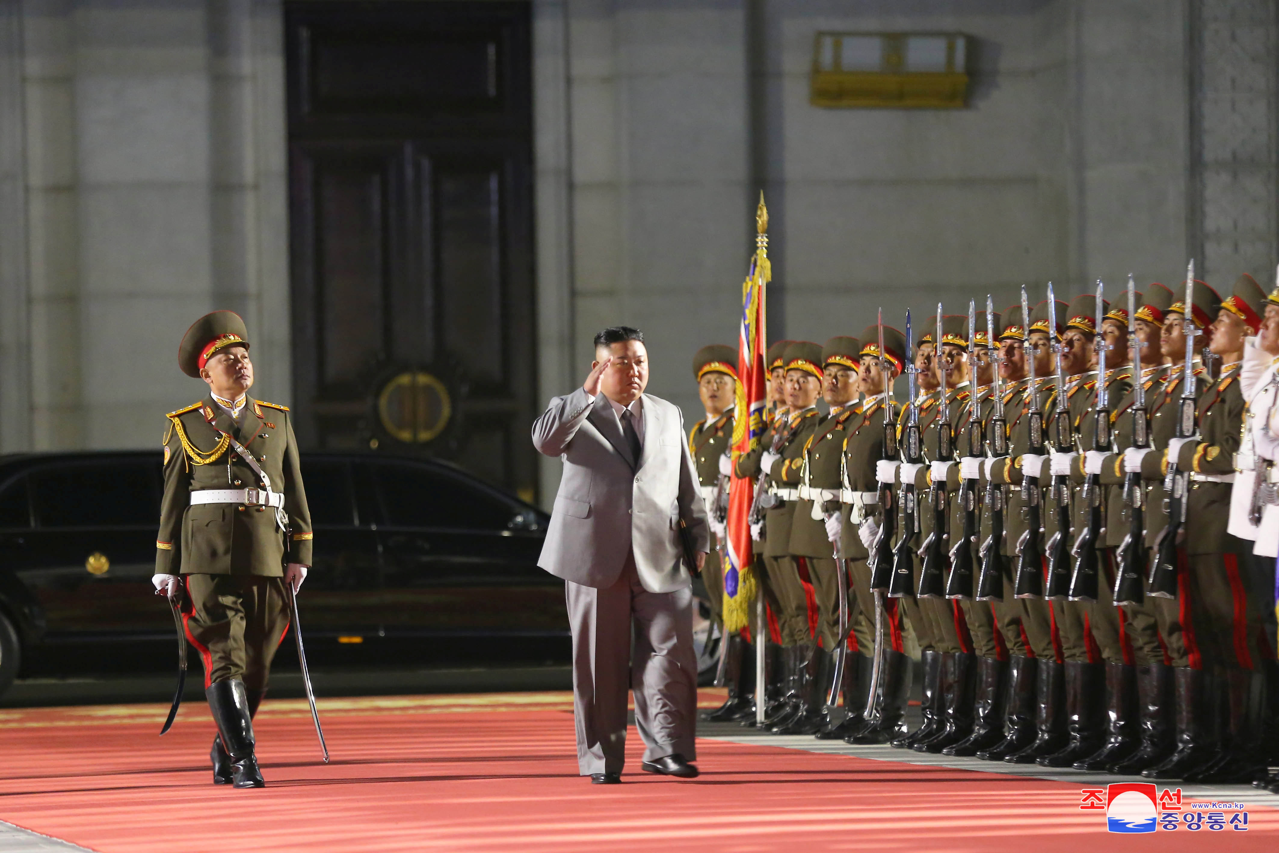 ▲▼北韓75周年黨慶，進行近年規模最大的閱兵慶典，領導人金正恩在台上致詞時激動落淚。（圖／路透）
