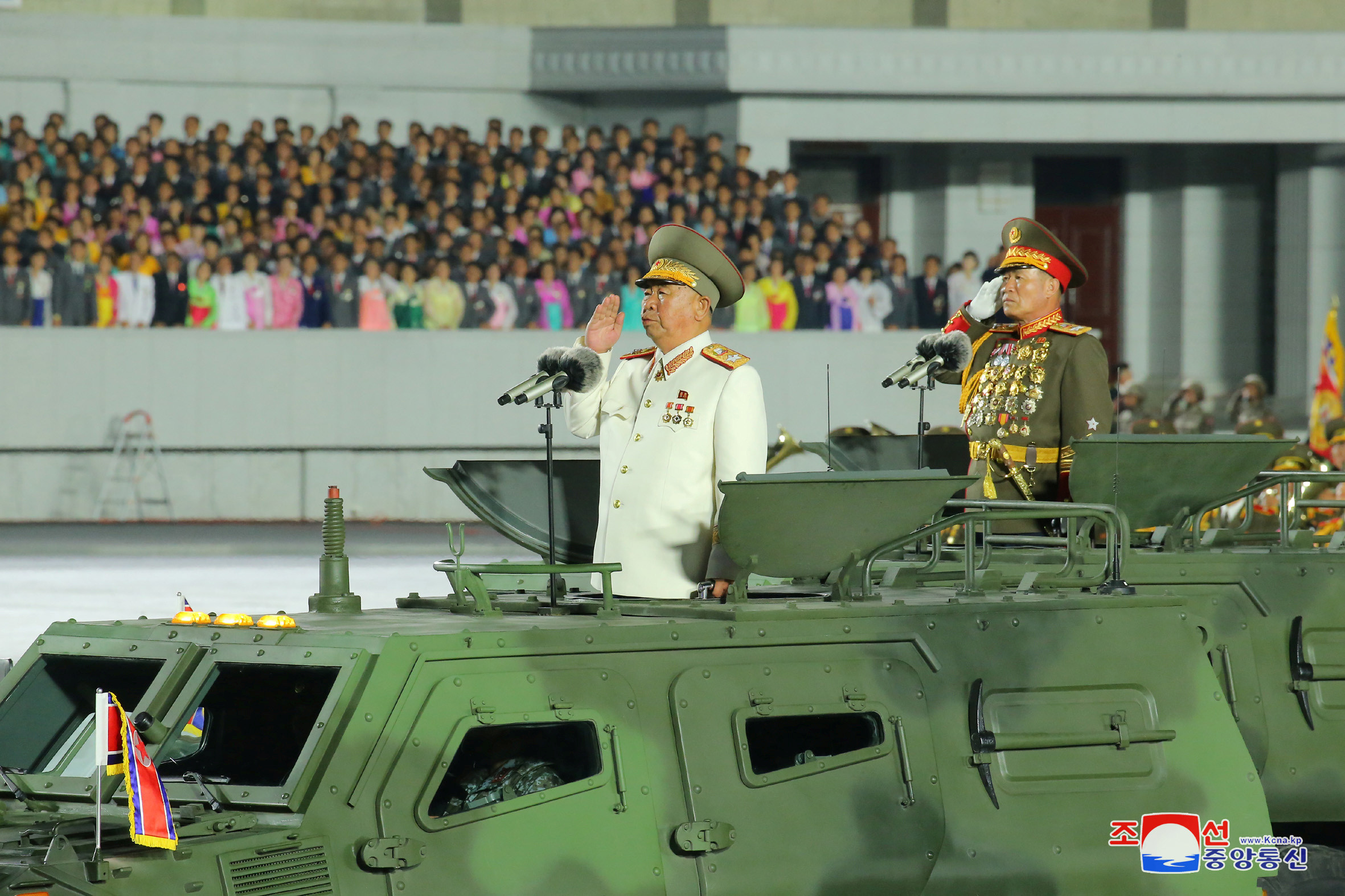 ▲李炳鐵向金正恩報告，已完成閱兵準備。（圖／路透社）