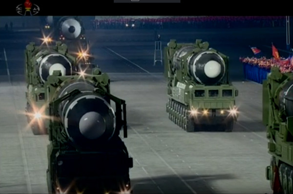 ▲北韓官媒播放的閱兵儀式影片中，公開新型洲際彈道飛彈等武器。（圖／翻攝自朝鮮中央電視台）
