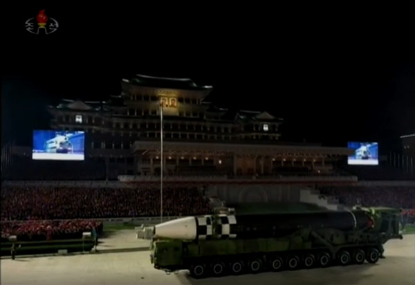 ▲▼北韓官媒播放的閱兵儀式影片中，公開新型洲際彈道飛彈等武器。（圖／翻攝自朝鮮中央電視台）