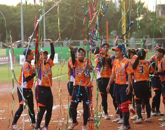 ▲▼福添福嘉南鷹下半季封王。（圖／取自企業女子壘球聯賽粉專）