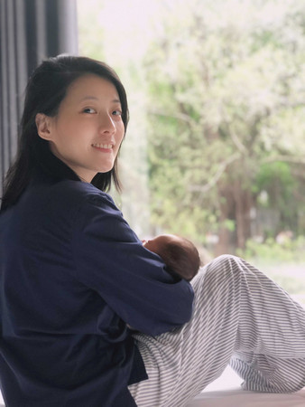 獨／女神主播生產像拍電影　張瓊方心疼女兒早產住保溫箱