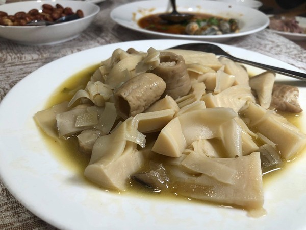 ▲喪宴菜手法料理的「酸筍炒腸」。（圖／翻攝自黃婉玲的烹飪教室）