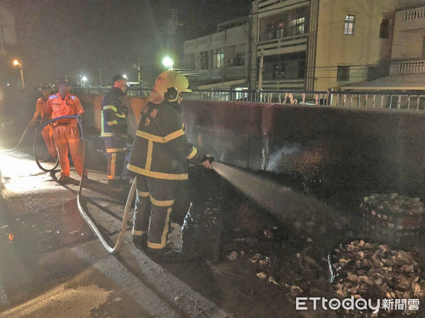 ▲台子港區加油站後方堤岸，疑似因民眾施放煙火不慎引發火警，造成岸提上所放置的保麗龍防碰墊燒成灰燼。（圖／記者蔡佩旻翻攝）