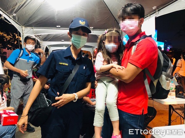 ▲台南市警四分局家防官王姿嵐，幫小女孩找到爸爸，開心地抱著不放。（圖／記者林悅翻攝，下同）