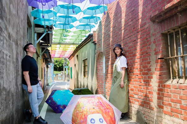 ▲▼孟耿如（左）與存在設計創辦人兼品牌設計總監黃于庭為村落妝點藝術氛圍。。（圖／大璽影藝提供）