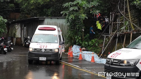 ▲▼象山步道一名男子疑似因身體不適，突然倒地。（圖／記者黃彥傑攝）