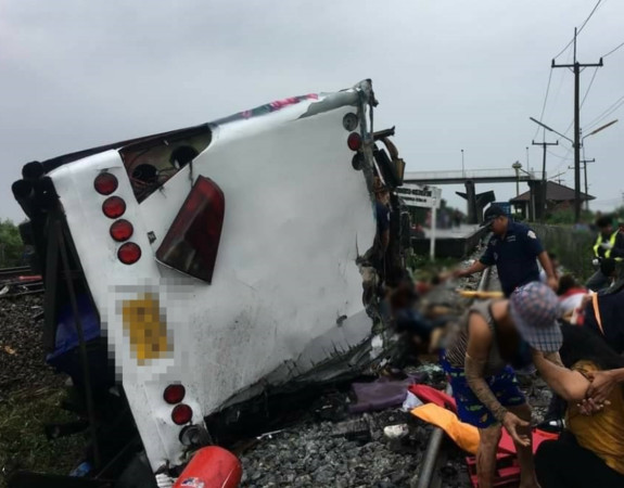 ▲▼ 泰國曼谷東部11日發生嚴重事故，列車撞觀光巴士至少20死30傷。（圖／翻攝自推特@Ruamduay）