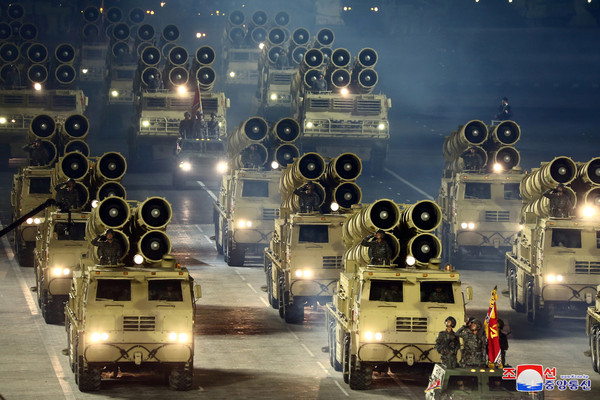 ▲北韓公開新款超大型放射砲（火箭炮）。（圖／路透社）