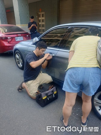 ▲▼小女童反鎖車內受困，消防隊急叫鎖匠開鎖，平安救人。（圖／民眾提供）