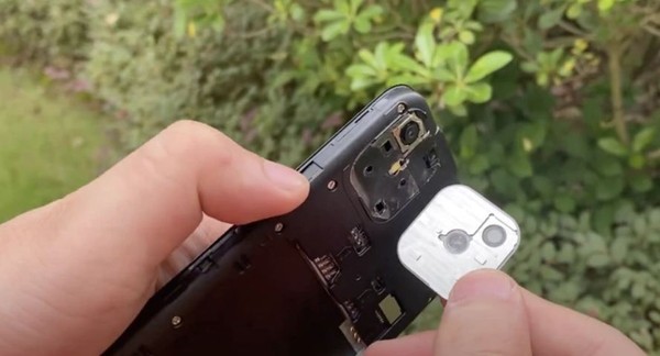 ▲▼陸iPhone 12山寨機已發行多月　3顆鏡頭用黏的、開機要花2分鐘！。（圖／翻攝小白开箱）