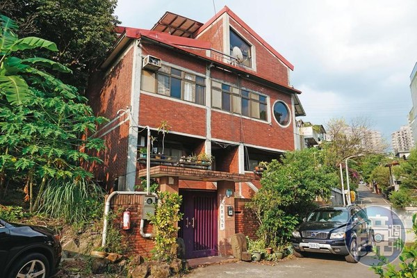 司馬中原位於台北市文山區的豪宅市值上億元，卻遭黑道覬覦，家人擔心日後房子出售也沒命可花。