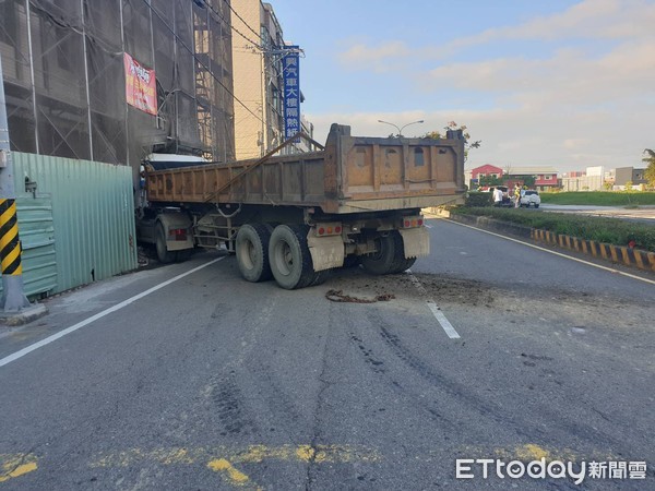 ▲▼砂石車閃避不及，失控衝進路旁新建案。（圖／記者黃孟珍翻攝）