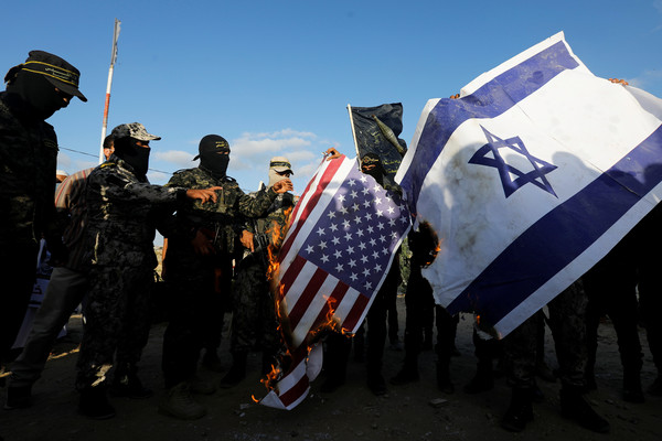 ▲▼反以色列的巴勒斯坦組織焚燒美以國旗，在南加薩走廊執行軍事行動。（圖／路透）
