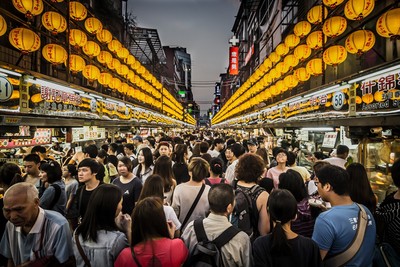 他一家四口逛夜市「嘆是高消費地點」　網見花費列表：遊戲玩太多了