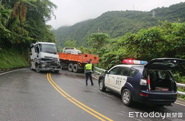 ▲▼蘇花公路12日一砂石車斗過彎吃線，猛撞擊對向砂石車頭，交通一度中斷。（圖／記者游芳男翻攝，下同）