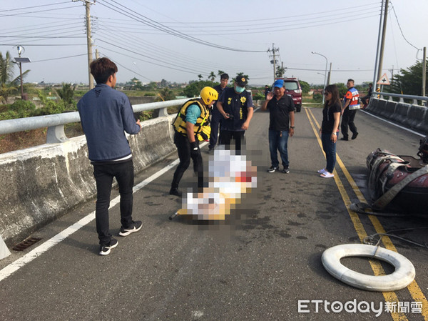 ▲台南市消防人員將女溺者遺體打撈上岸，全案由警方調查處理中。（圖／記者林悅翻攝）