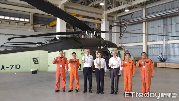 ▲內政部長徐國勇12日赴高雄空勤總隊機棚視察新機並慰勉隊員。（圖／記者張君豪翻攝）