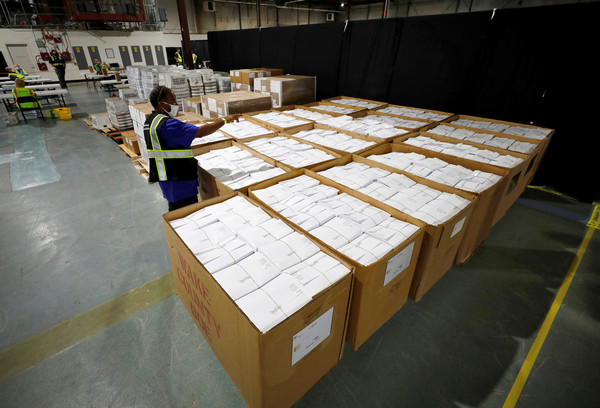 ▲▼美國郵政局的工作量在選前暴增，每天都要處理超上萬封郵寄投票。（圖／路透）