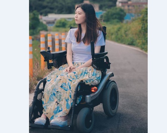 ▲▼輪椅女孩雪莉。（圖／截自輪椅女孩雪莉粉絲專頁）