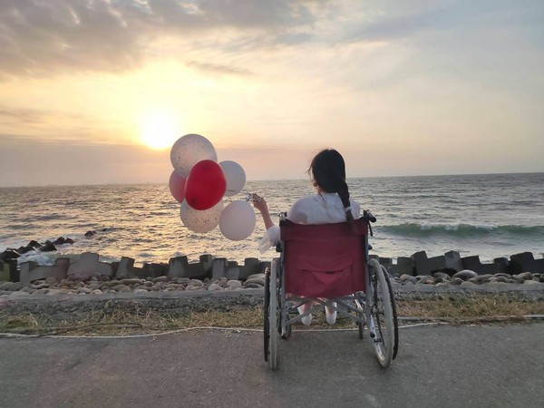 ▲▼輪椅女孩雪莉。（圖／截自輪椅女孩雪莉粉絲專頁）
