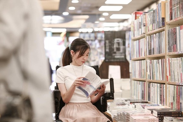▲▼輪椅女孩雪莉。（圖／截自輪椅女孩雪莉粉絲專頁）
