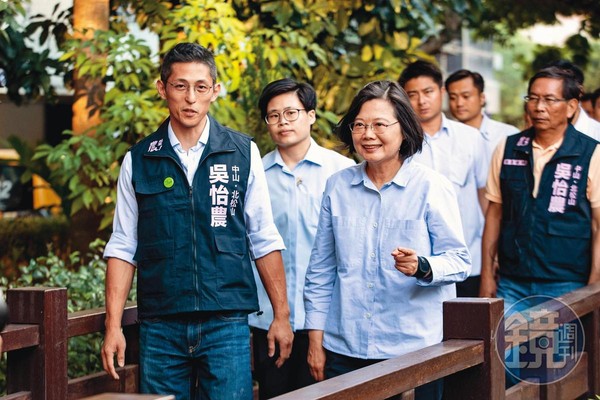身為偶像級的政治人物，吳怡農（左）除了頗受民進黨內重視，民間對於他參選台北市長的呼聲也不算小。右為總統蔡英文。