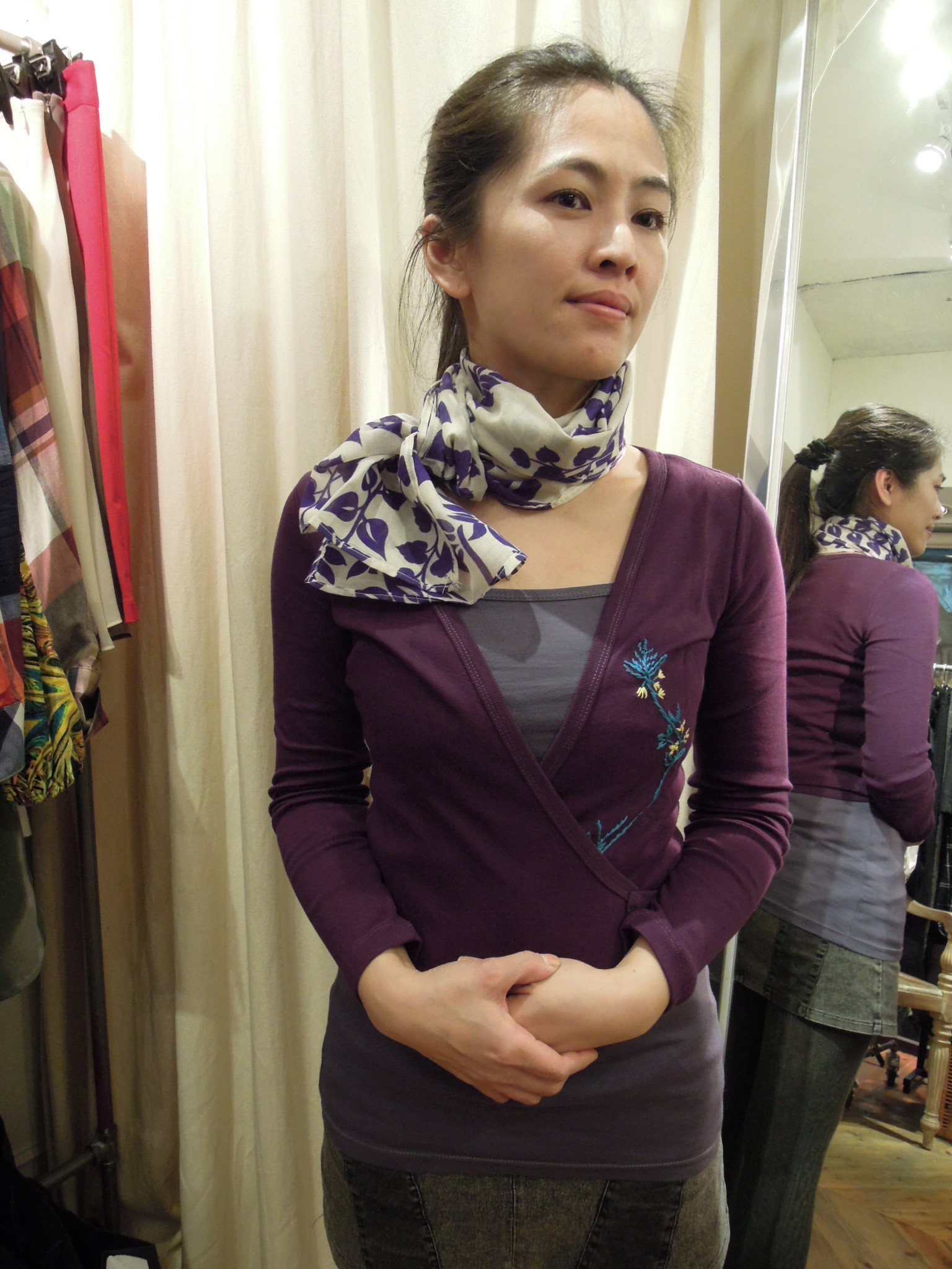 脖子缠绕,没花费多少时间,就变出二种丝巾的围法,适合赶时间的粉领族