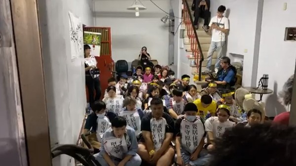南鐵牆拆，學生坐屋內唱歌。（圖／翻攝自Facebook／立委陳椒華）