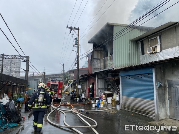 ▲▼汐止光復街民宅大火。（圖／記者張君豪翻攝）