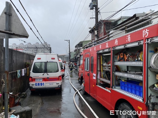 ▲▼汐止光復街民宅大火。（圖／記者張君豪翻攝）