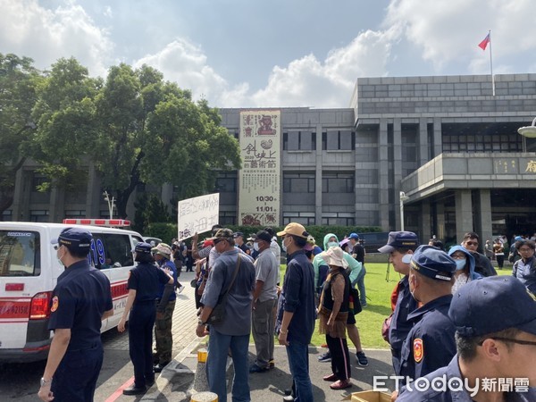 ▲▼屏東男子抗議突引火自焚。（圖／記者陳崑福翻攝）