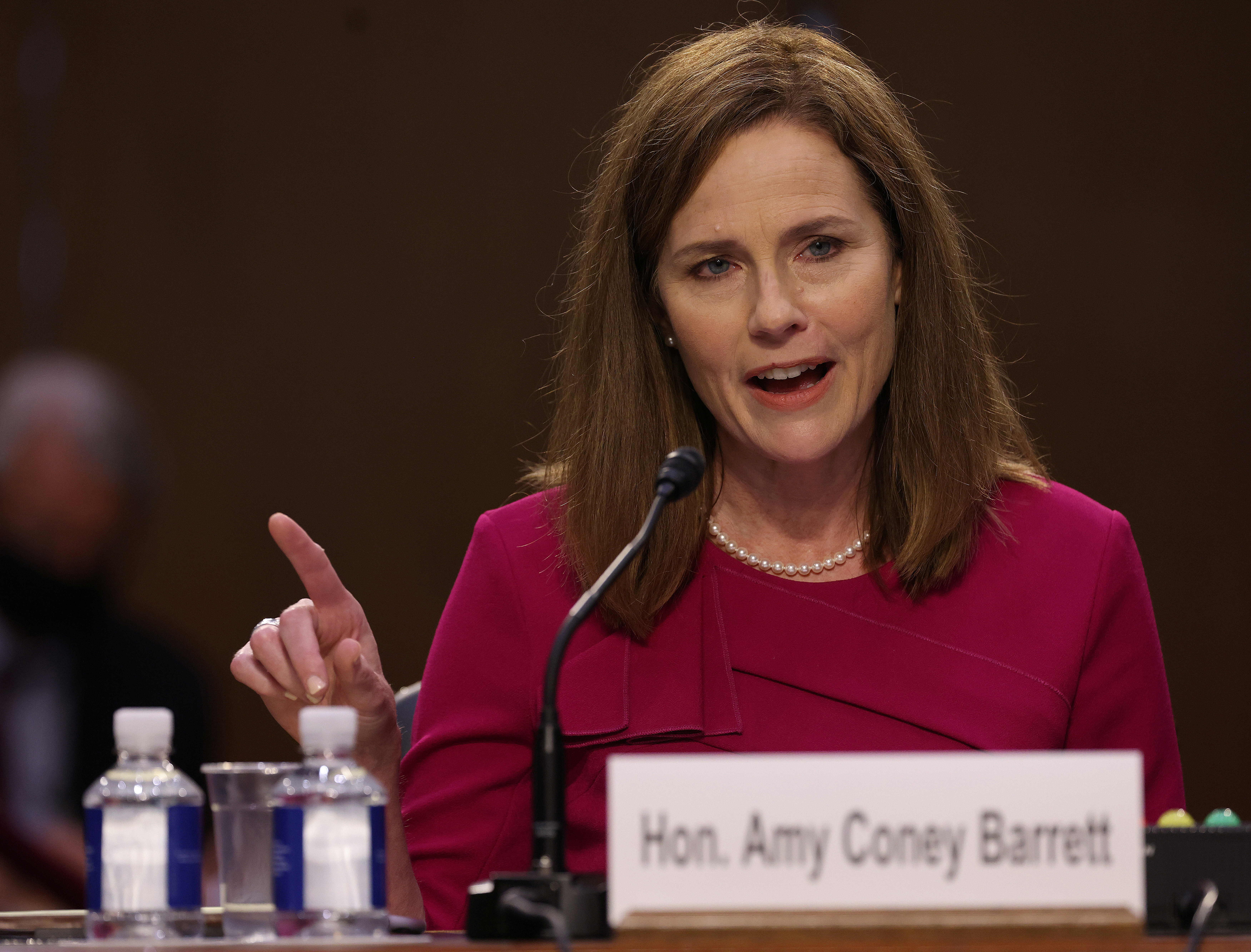 ▲美國第七巡迴上訴法院法官巴瑞特（Amy Coney Barrett）出席參議院大法官提名聽證會。（圖／路透）