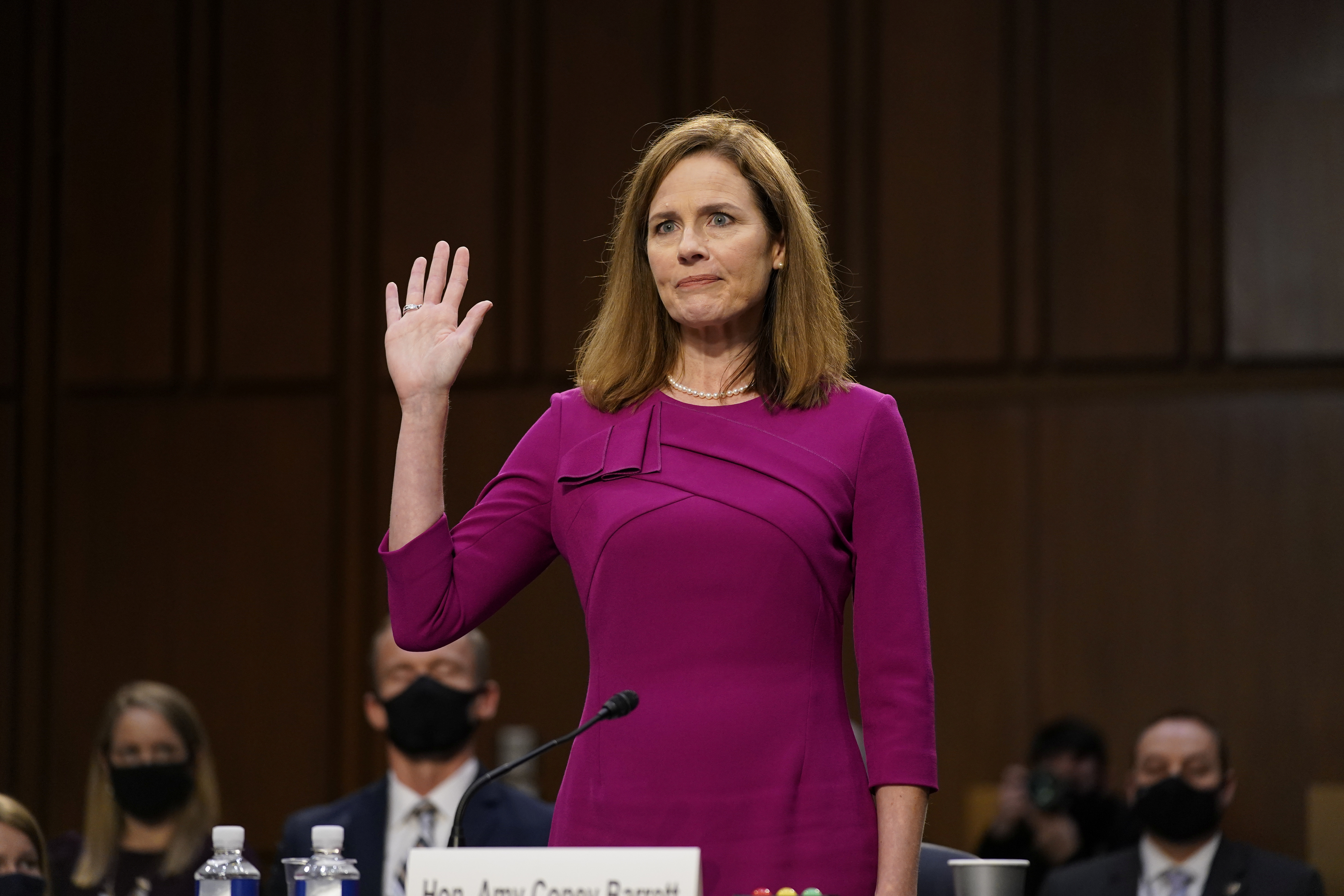 ▲美國第七巡迴上訴法院法官巴瑞特（Amy Coney Barrett）出席參議院大法官提名聽證會。（圖／路透）