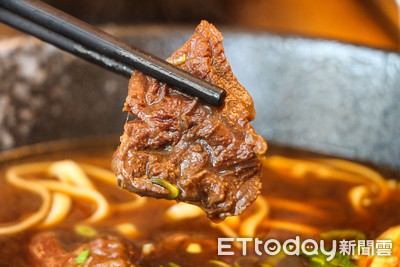 Joeman半夜嗑牛肉麵　2科醫急喊「水腫、胃酸逆流爆表」睡前別碰