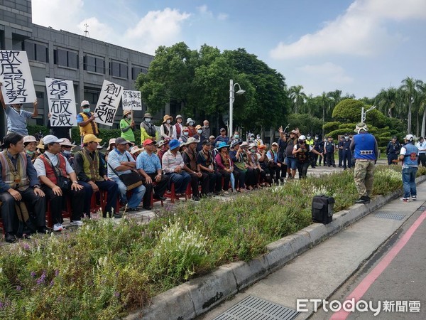 ▲屏東縣霧台禮納里部落13日到屏東縣政府陳情變調，讓居中協調的蔣月惠很受傷            。（圖／取自蔣月惠臉書）