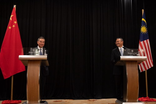 ▲▼當地時間2020年10月13日，中國國務委員兼外長王毅在吉隆坡，與馬來西亞外長希沙慕丁共同會見記者。（圖／中國大陸外交部網站）