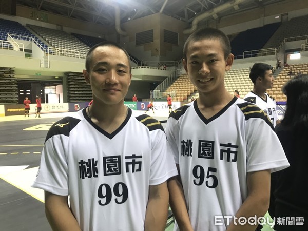▲王羽飛（左）、戴昱峰（右）參加五人制棒球。（圖／記者楊舒帆攝）