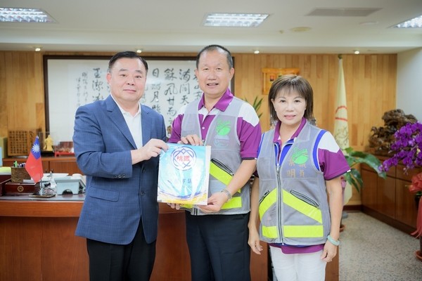 ▲中壢區黃墘溪水環境巡守隊拜會邱奕勝議長。（圖／桃園市議會）