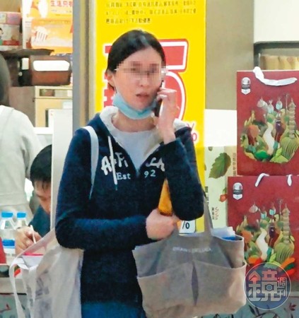 高志鵬收假返監後，國慶連假前夕，本刊直擊，高的女友仍頻繁出入他位於三重的房舍，並在周邊超商購物。