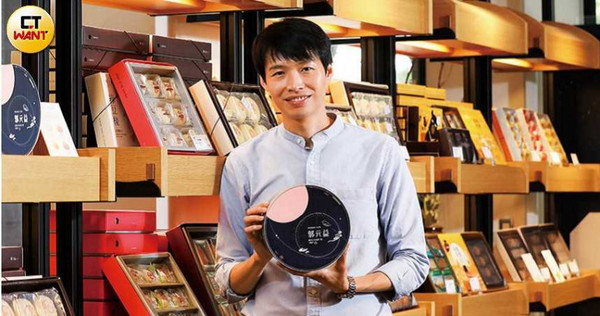 郭元益第五代接班人郭建偉，拿著著名設計師詹朴設計的「小行星2067迷你冰沙餡餅裡盒」，用設計語言跟年輕一代溝通。（圖／王永泰攝）