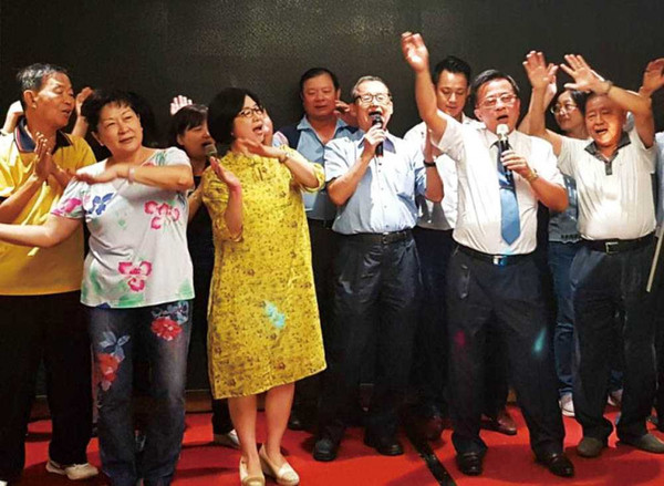 郭家第五代的郭明欽（右2）與陳玉華（左2）夫婦，在家族聚會中扮演主持人角色，其經營的百晨企業，已是國內五金代理霸主。