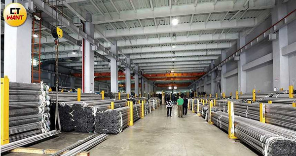 百晨的物流中心面積廣達六千五百坪，是各原廠客戶指定參觀的地方。（圖／王永泰攝）