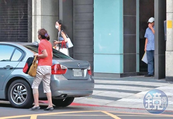 休假返家探親的高志鵬行動低調，他會待在一樓大廳先等女友出門，待5至10秒後才跟上，再搭同輛車離去。