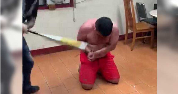 率隊砸凱薩酒店的蘇姓男子，交保步出地檢署後被痛毆打斷雙手，一度發出病危通知。（圖／翻攝畫面）