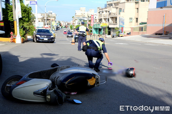 ▲女騎士遭擦撞後失去生命跡象，目前正在醫院搶救中。（圖／記者黃孟珍攝）