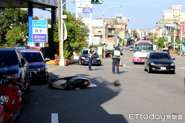 ▲▼女騎士擦撞小貨車後倒地不起，現場留有大片血跡。（圖／記者黃孟珍攝）