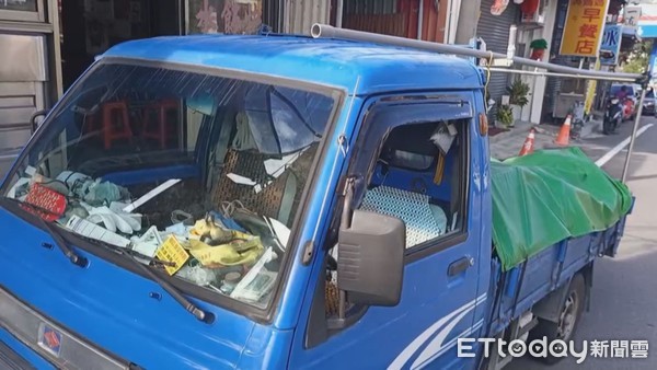 ▲▼女騎士擦撞小貨車後倒地不起，現場留有大片血跡。（圖／記者黃孟珍攝）