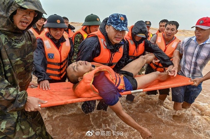 ▲▼越南人不顧颱風在南海填島，死傷慘重。（圖／翻攝微博）